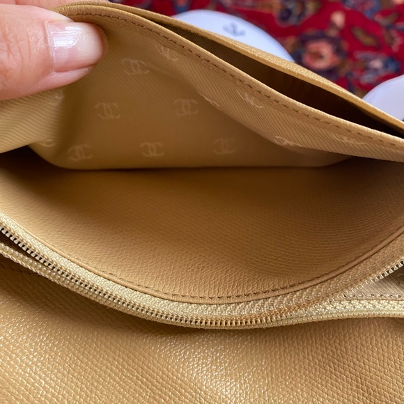 Authentic Chanel leather wallet. Excellent condition with absolutely no callouts - Picture 5 of 7